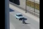 Otomobili motosiklet ile çekmeye çalıştı