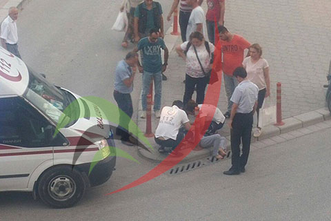 Anne ile kızı karşıya geçemedi