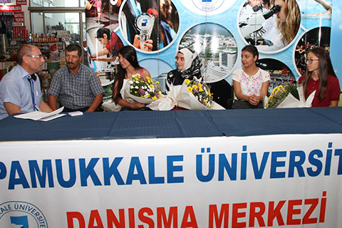 PAÜ öğrencileri çiçeklerle karşılandı