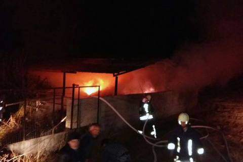 Alevler bir anda yükseldi mahalleli sokağa fırladı