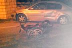 Motosiklet otomobile, otomobil minareye çarptı