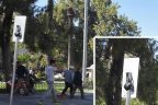 Yön levhasına iç çamaşırı astılar