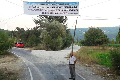 Muhtardan başkana pankartlı teşekkür