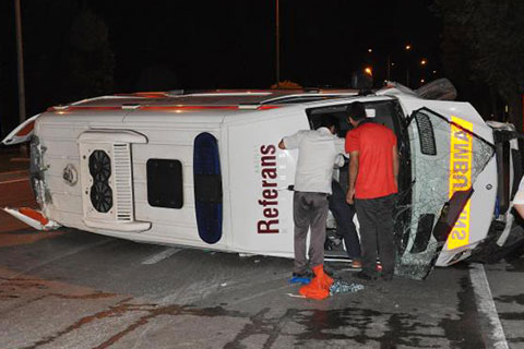 Hal kavşağında ambulans ile ticari araç çarpıştı