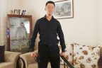 Anne-babasını bıçaklayıp kaçtı
