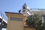Elektrik trafosunda mahsur kaldı