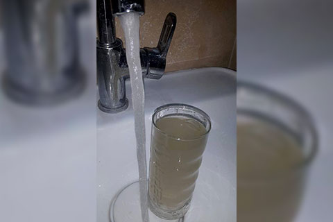 Başkarcı ve Hallaçlar’da musluklardan çamur aktı