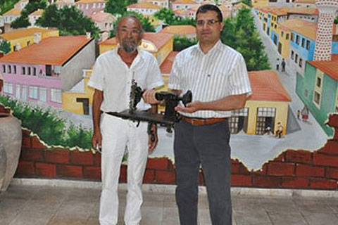 142 yıllık makineyi bağışladı