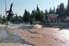 Kepçe ana boruyu patlattı, sel gibi aktı