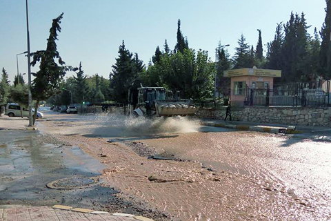 Kepçe ana boruyu patlattı, sel gibi aktı