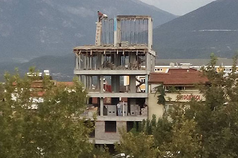 Metrelerce yüksekte ölümle alay ediyorlar