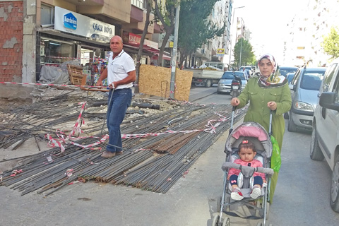 Yaya kaldırımları ya araç ya da inşaatçıların işgalinde