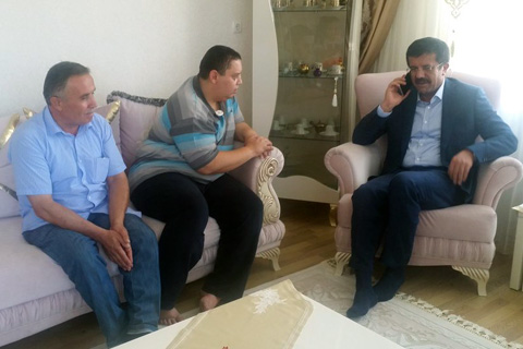 Bakan Zeybekci, o aileyi ziyaret etti