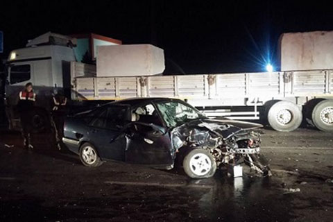 Acıpayam’da TIR ile otomobil çarpıştı