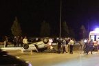 Kediye çarpmamak istedi, otomobil takla attı