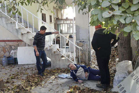 Bekilli’de yaşlı adam ceviz ağacından düştü