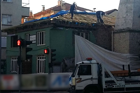 Cami çatısında tedbirsizlik