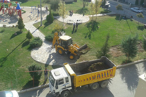 Belediye geri adım atmıyor, iş makineleri parkta
