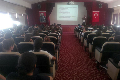 Berna Öztürk stajyer öğrencilerle buluştu