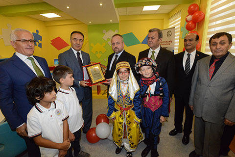 İşadamından 2 bin kitaplık kütüphane