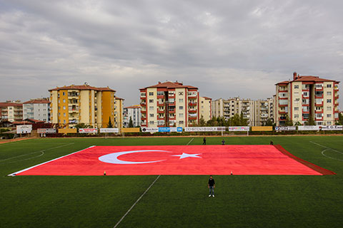 Boğaziçi’nde dalgalanacak dev bayrak Denizli’de dikildi