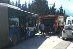 Otobüs çöp kamyonuna çarptı, görevli yaralandı