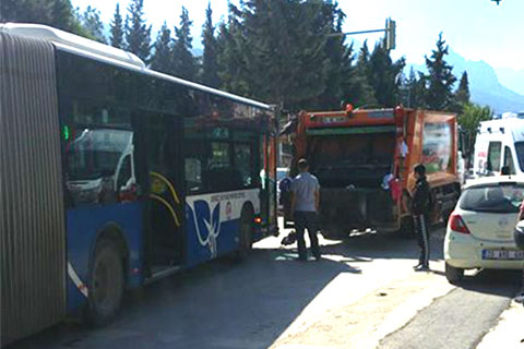 Otobüs çöp kamyonuna çarptı, görevli yaralandı