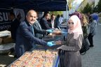 Gürlesin öğrencilere aşure dağıttı