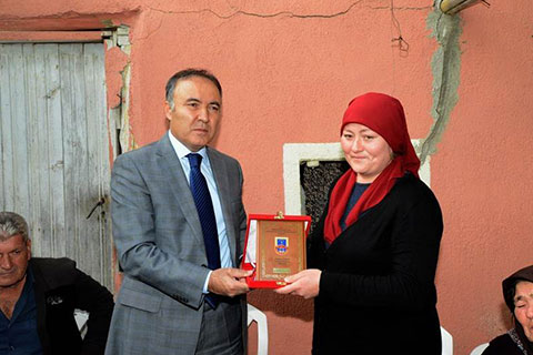 Şehit eşine hizmet anısı plaketi