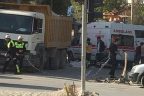 Yolun karşısına geçemedi, kamyonun altında can verdi