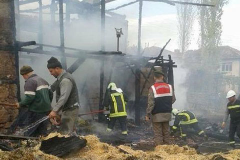 Acıpayam’da iki katlı ev alevlere teslim oldu