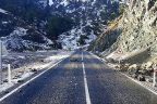 Yola kaya parçaları düşüyor
