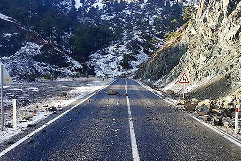 Yola kaya parçaları düşüyor