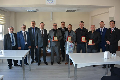 Emekli personele plaketli uğurlama