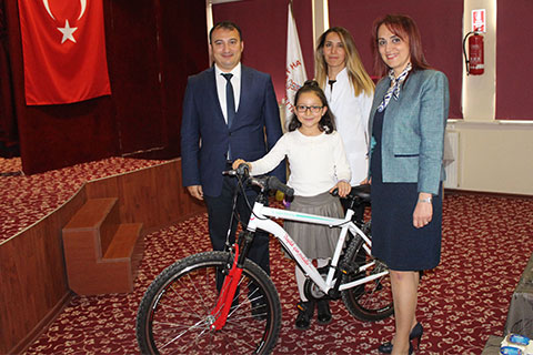 Çocuklara bisiklet hediyeli diyabet sınavı