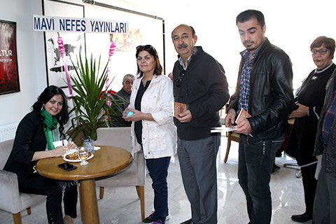 Eda Urhan yaşadıklarını kaleme aldığı kitabını imzaladı