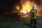 Otomobilden yükselen alevler mahalleyi aydınlattı