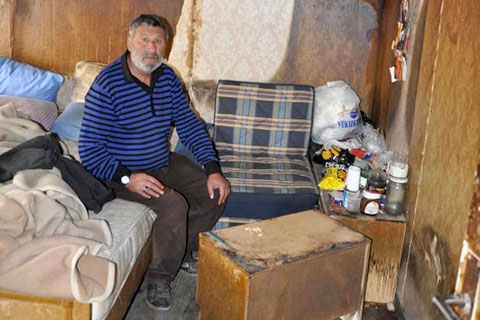 Yanan evinde yardım bekliyor