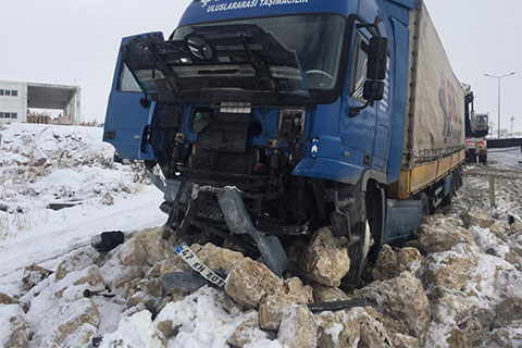 TIR kontrolden çıktı, taşlara çarparak durabildi