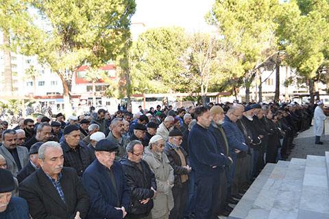 Ölen çocuklar için cenaze namazı kıldılar