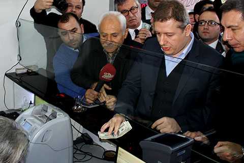 AK Partililer dolarlarını bozdurdu