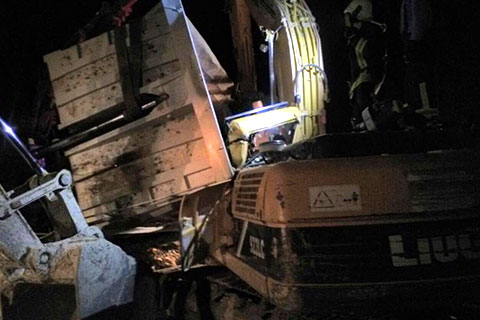 Baklan’da kamyon iş makinesinin üzerine devrildi, operatör sıkıştı