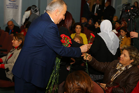 Zolan’dan kadınlara kırmızı karanfil