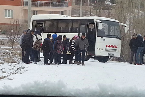 Çameli’de öğrenci servisi buzlanan yolda kaydı