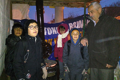 Öğrenciler üşüyünce muhtar durağa soba kurdu