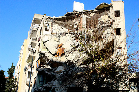 Saltak Caddesi’nde bir garip yıkım