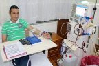 Gündüzleri çalışıyor, geceleri diyalizi kendisi uyguluyor