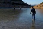 Akyar Gölü buz tuttu, vatandaşlar gezintiye çıktı