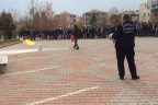 Liselilere yangın söndürme dersi
