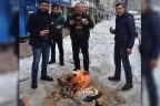 Kaldırımda sucuk-ekmek keyfi